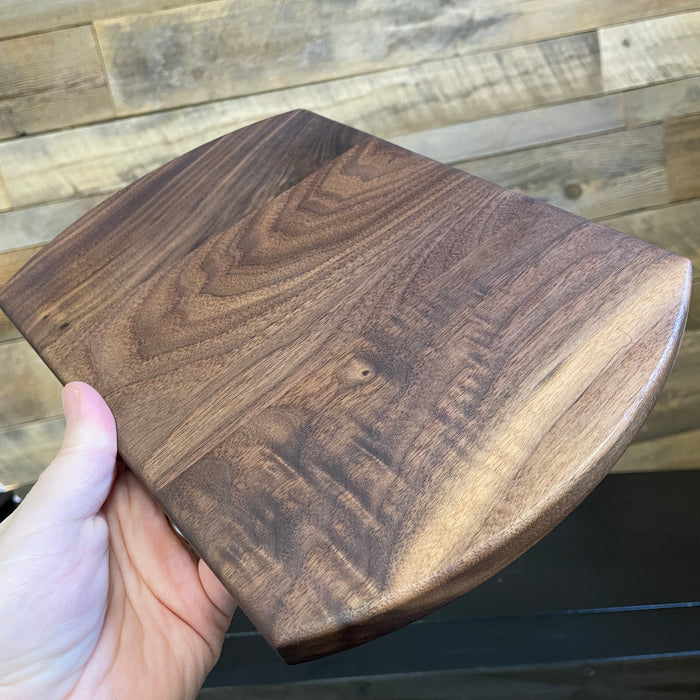 the back of a walnut tray that can be used to put keys or small objects in showing that it is nicely sealed and gives a matte natural oil finish