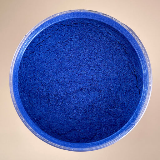 deep dark blue that mimics the colour you would expect to see in deep parts of lakes or large water ways with fish swimming around. slight shimmer shows the high quality mica powder that can be used for creating bath salts or bath bombs